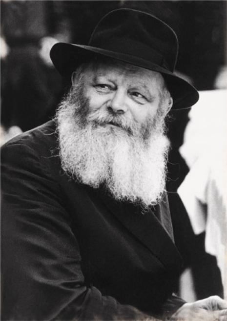 The Rebbe makes eye contact with one of the participants at a gathering in Lubavitch World Headquarters